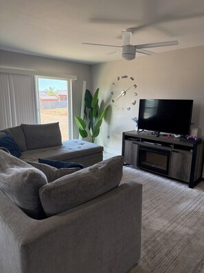 Living area - Cozy 2-bedroom house in serene Lehigh Acres Wifi Included. (Lehigh Acres)