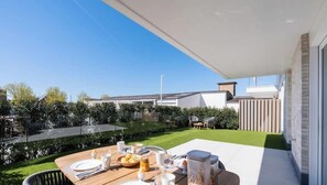 Outdoor dining - La Dolce Vickri - modern stay with garden & pool (Nieuwpoort)