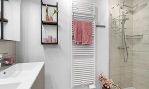 Shower, towels - La Dolce Vickri - modern stay with garden & pool (Nieuwpoort)