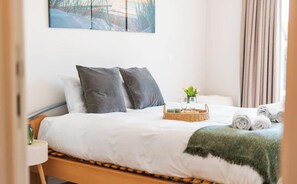 2 bedrooms, desk, WiFi, bed sheets - La Dolce Vickri - modern stay with garden & pool (Nieuwpoort)