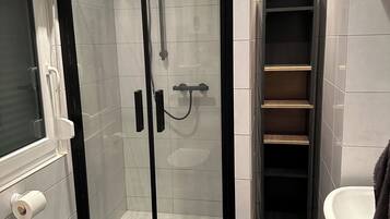 Dusche, Haartrockner, Handtücher, Seife
