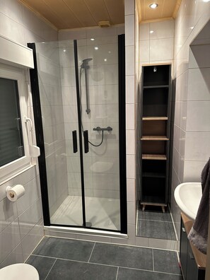 Douche, sèche-cheveux, serviettes fournies, savon