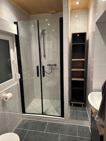 シャワー、ヘアドライヤー、タオル、石鹸. Completely renovated, modern vacation apartment with conservatory and terrace.