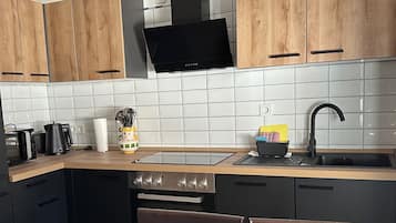Coffee/tea maker, fridge, microwave, oven