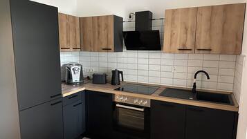 Kühlschrank, Mikrowelle, Ofen, Herdplatte