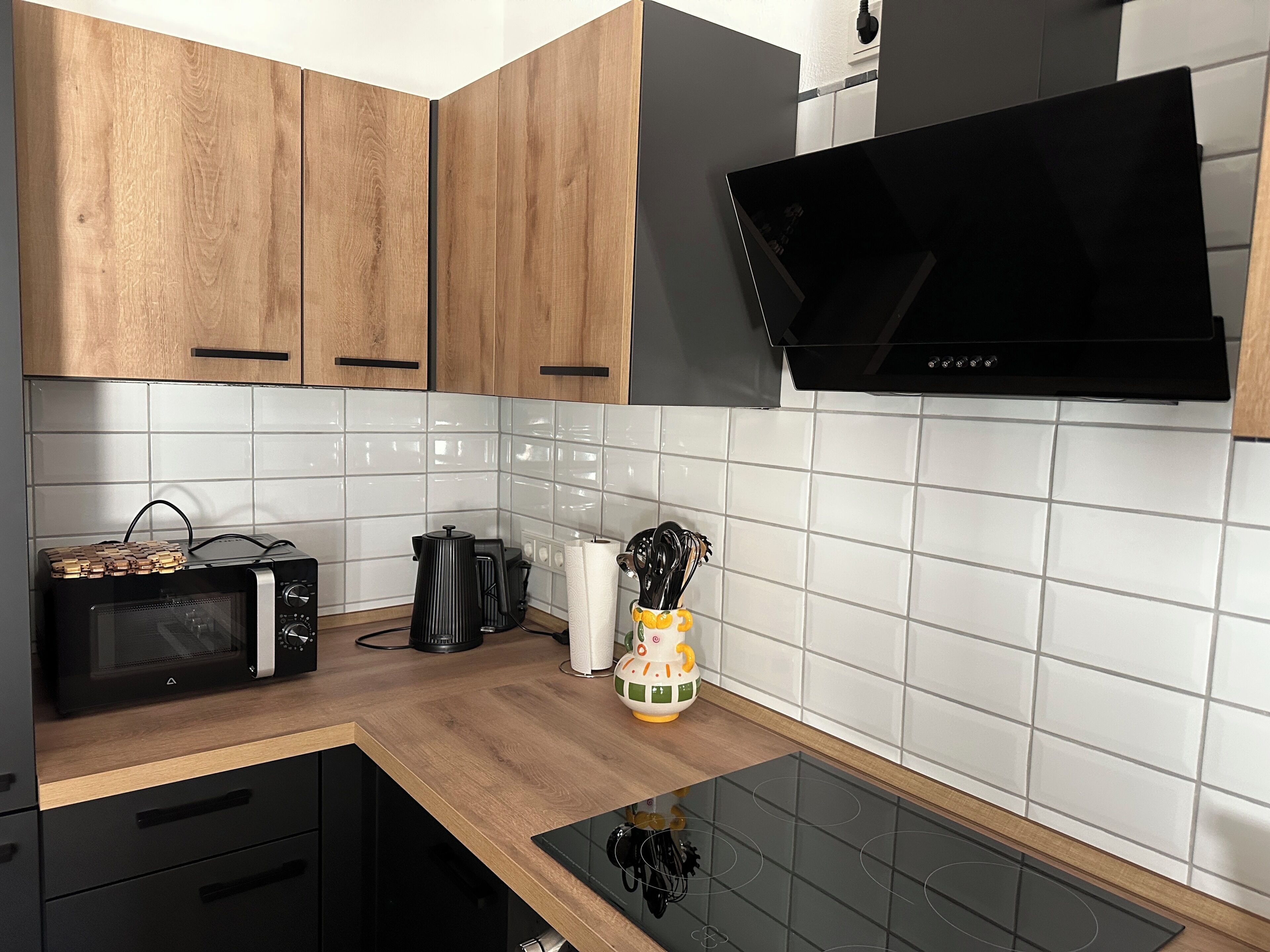 Wasserkocher mit Kaffee-/Teezubehör, Kühlschrank, Mikrowelle, Ofen