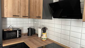 Wasserkocher mit Kaffee-/Teezubehör, Kühlschrank, Mikrowelle, Ofen