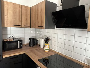 Kaffetrakter/tekoker, kjøleskap, mikrobølgeovn og ovn