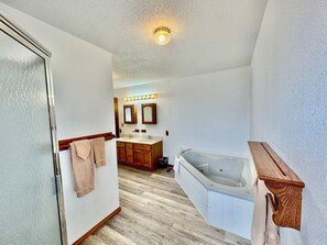 Hair dryer, towels - The Residence at Duck Harbor (Rockaway Beach)