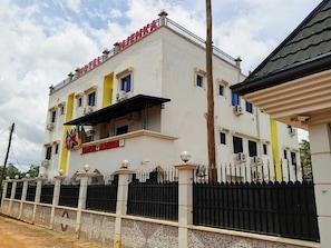 Exterior - HOTEL NJENKA (Yaoundé)