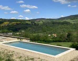 Pool - Holiday Home for 15 Guests with Shared Pool, Terrace, and Wi-Fi (Deux-Grosnes)