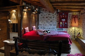 5 bedrooms, WiFi, bed sheets - Holiday Home for 15 Guests with Shared Pool, Terrace, and Wi-Fi (Deux-Grosnes)