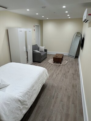 Room - Serene 1-bedroom house with AC in friendly Yonkers (Yonkers)