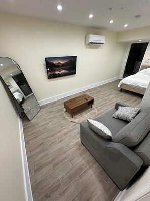 Room - Serene 1-bedroom house with AC in friendly Yonkers (Yonkers)