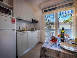 Kühlschrank, Mikrowelle, Geschirrspüler, Kochgeschirr/Geschirr/Besteck
