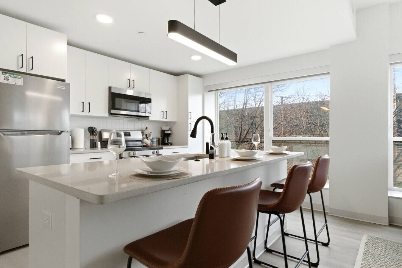 Dishwasher, cookware/dishes/utensils, dining tables