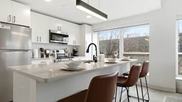 Dishwasher, cookware/dishes/utensils, dining tables