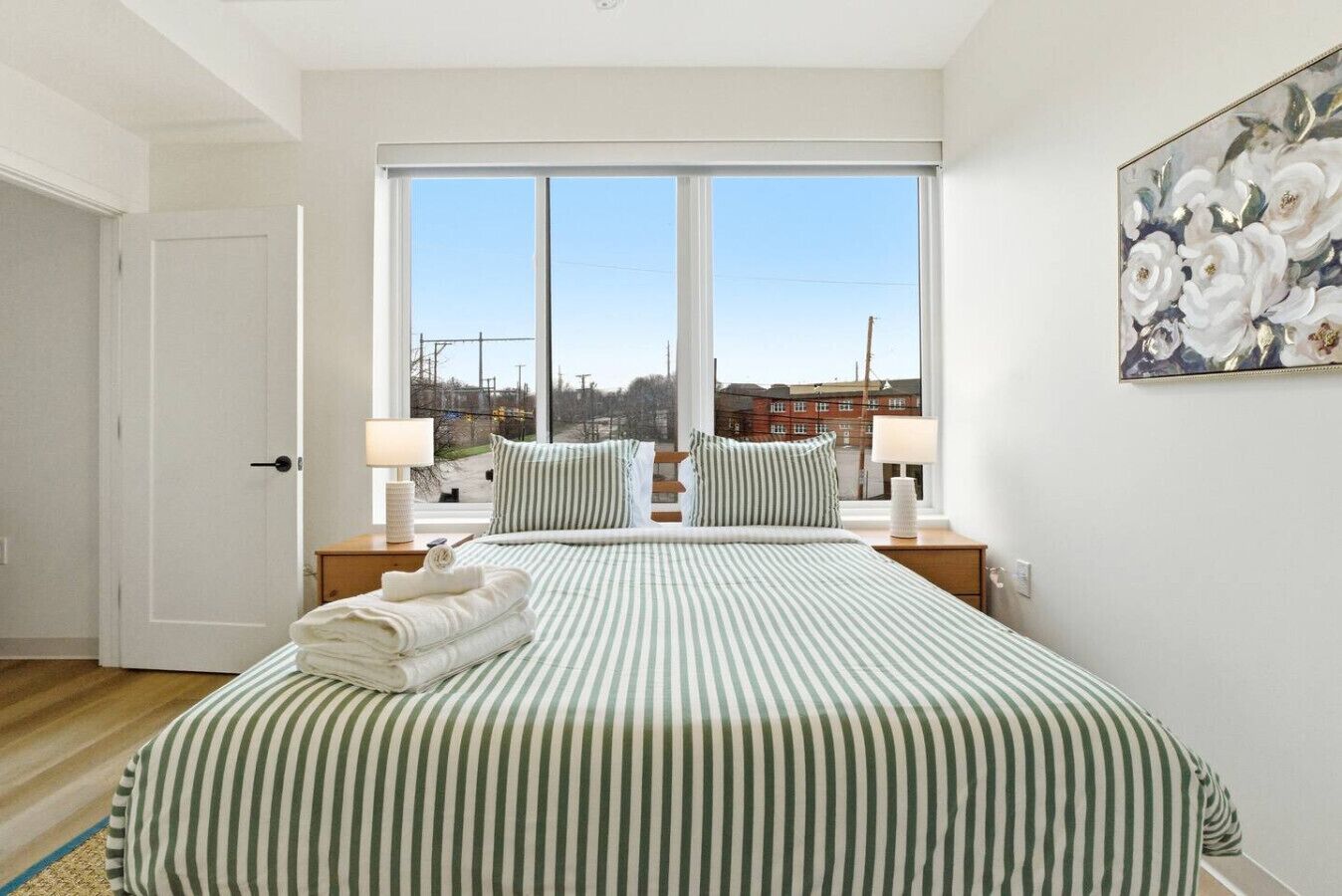 Desk, iron/ironing board, WiFi, bed sheets