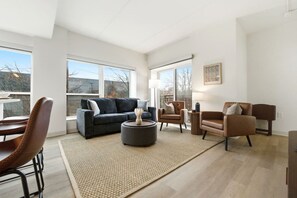 TV - Central & Comfortable Two Bedroom Two Bathroom (Cleveland)
