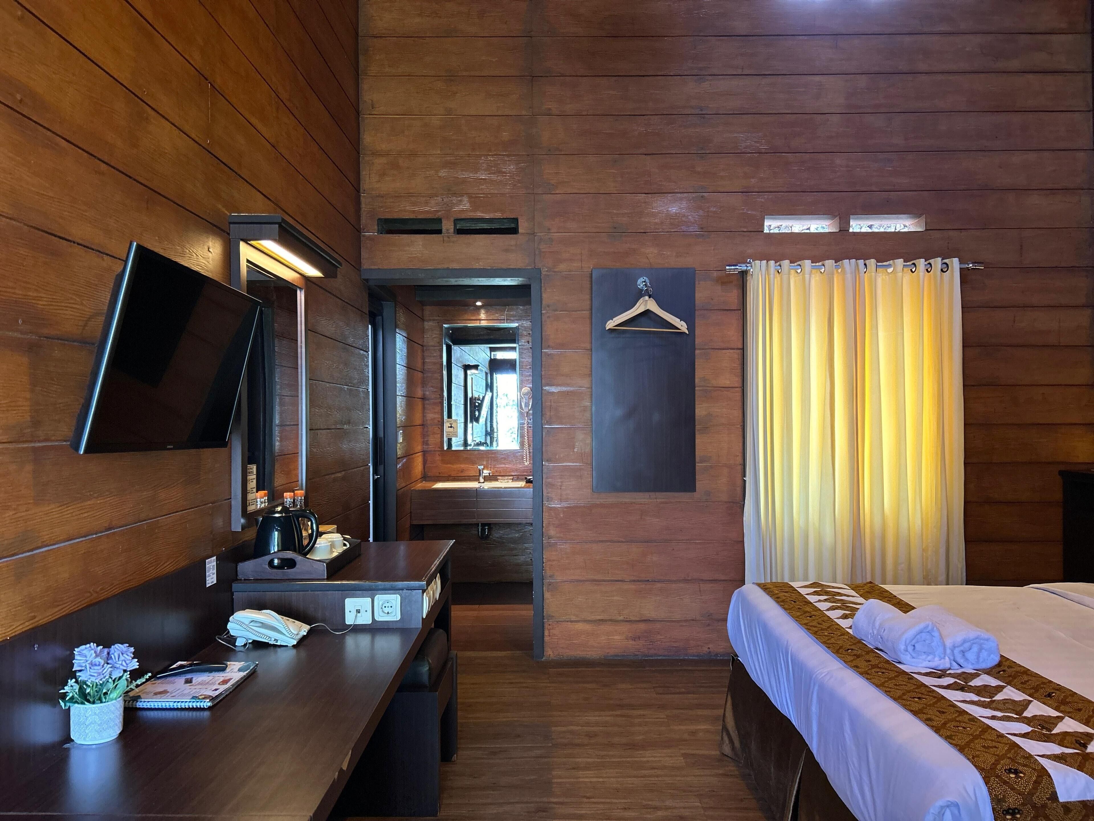 Superior Villa | Desk, laptop workspace, free WiFi