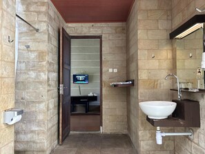 Standard Villa | Bathroom | Shower, soap, shampoo, toilet paper - Pondok Wisata & Villa Umbul Sidomukti (Kabupaten Semarang)