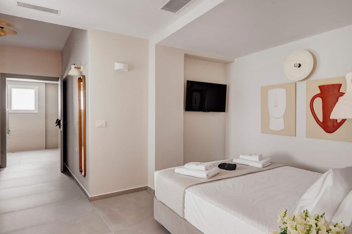 Premium Suite, Garden View | Minibar, in-room safe, desk, laptop workspace