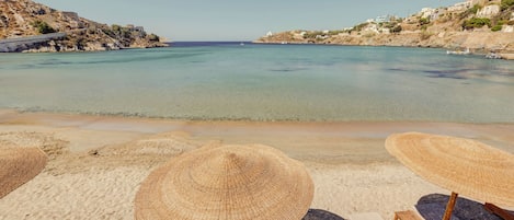 Plage, chaises longues, parasols, serviettes de plage