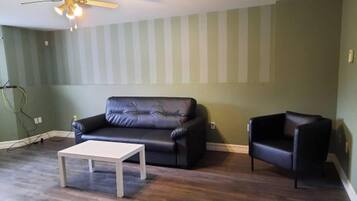 Apartment, 1 Bedroom, Accessible | Living room