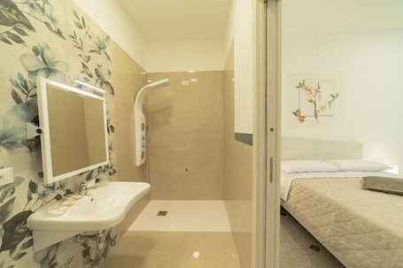 Shower, hair dryer, towels, toilet paper. B&B Mandorlo Bianco