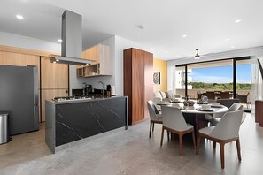 Wasserkocher mit Kaffee-/Teezubehör, Kühlschrank, Mikrowelle, Ofen