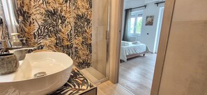 Shower, hair dryer, bidet, towels - 3BR Apartment with 3 Private Bathrooms near Vatican (Roma)