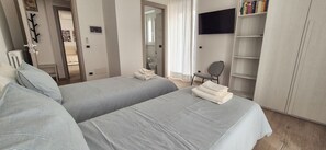 3 bedrooms, Internet, bed sheets - 3BR Apartment with 3 Private Bathrooms near Vatican (Roma)