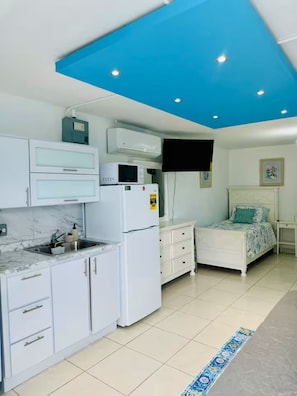 Microwave, coffee/tea maker, cookware/dishes/utensils, paper towels - Studio Beauty place (Carolina)
