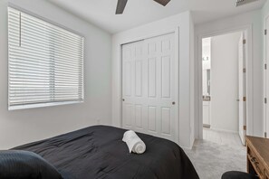 4 habitaciones, tabla de planchar con plancha, cuna de viaje y wifi 