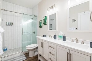 Shower, hair dryer, towels, shampoo - Pet-Friendly Tucson Summer Retreat (Tucson)