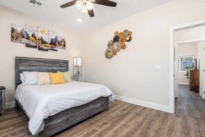 4 bedrooms, iron/ironing board, travel cot, WiFi - Pet-Friendly Tucson Summer Retreat (Tucson)