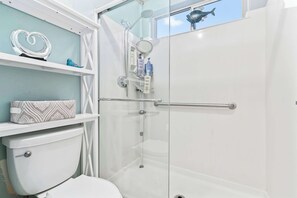 Shower, hair dryer, towels, shampoo - Foothills Family Summer Stay | w/ Pool & Hot Tub (Tucson)