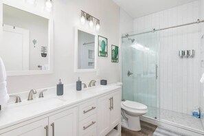 Shower, hair dryer, towels, shampoo - Sunny Tucson Getaway | Firepit, BBQ, Near UofA (Tucson)