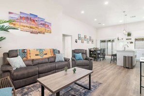 Ein Wohnzimmer mit einer Couch, einem Couchtisch und Kunstwerken an der Wand.