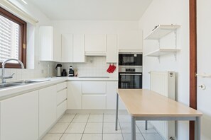 Fridge, microwave, oven, stovetop - 2 bedroom accommodation in Oostduinkerke (Oostduinkerke)