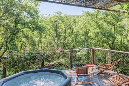 Bain à remous extérieur. Maison /Cabane bois- Pont d’Arc – nature & calme