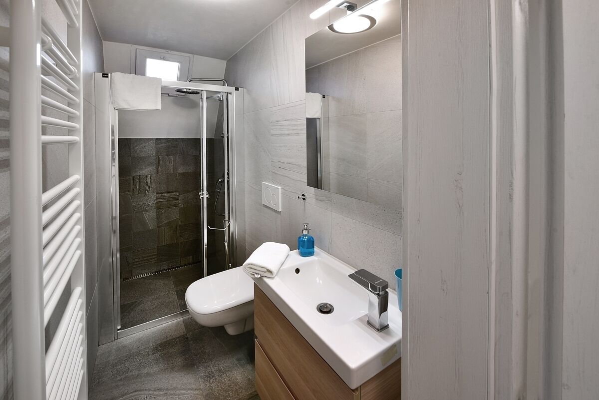 Un baño con ducha, inodoro y lavamanos.