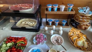 A buffet table with various food items and beverages. - Penzión Chata Valaška (Vysoke Tatry)