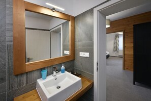 Apartment | Bathroom | Shower, free toiletries, hair dryer, towels - Penzión Chata Valaška (Vysoke Tatry)