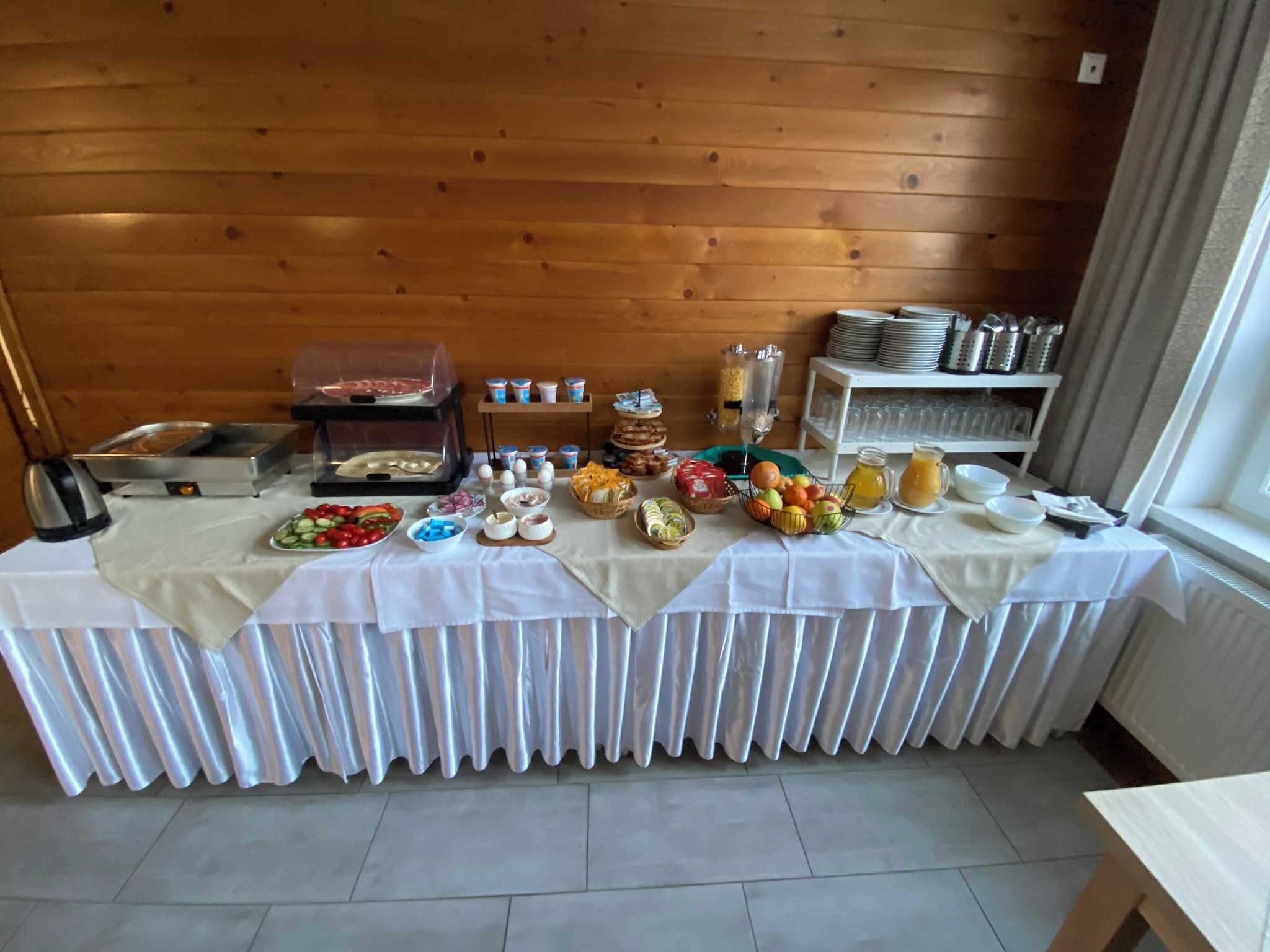 Een buffet met diverse gerechten en een koffiehoek.