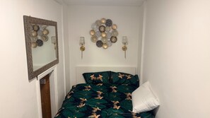 1 bedroom, free WiFi, bed sheets - House Sleeps 2 With Parking (Croydon)