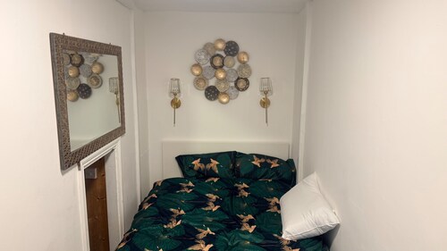House Sleeps 2 With Parking
