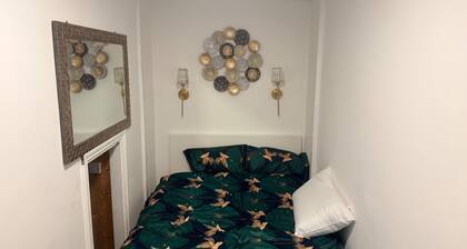 House Sleeps 2 With Parking