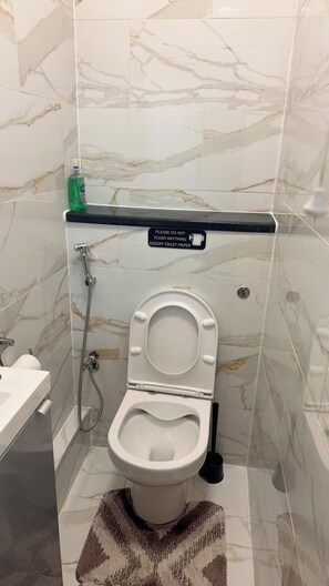 Combined shower/bathtub, deep-soaking bathtub, towels - House Sleeps 2 With Parking (Croydon)