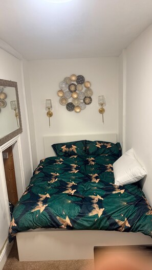 1 bedroom, free WiFi, bed sheets - House Sleeps 2 With Parking (Croydon)